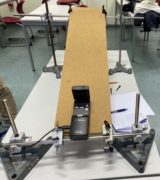 Datei:Ultraschallsensor auf Rampe.jpg