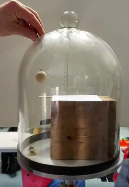 Datei:Versuch-Vakkumglocke.png