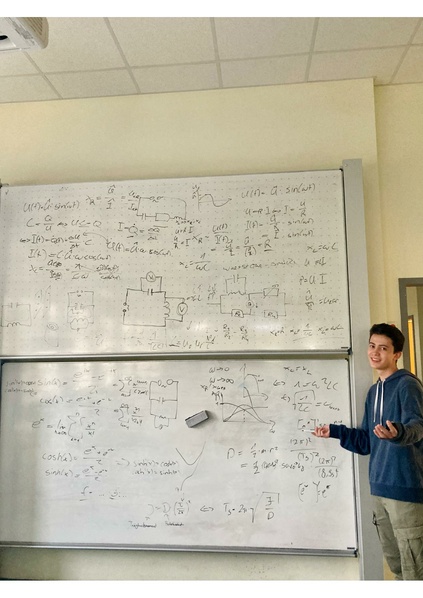 Datei:FOTO tolle Tafel und Fabi.pdf